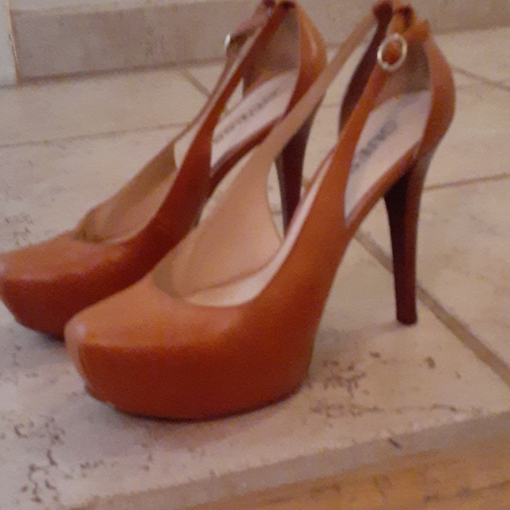 Hi-heel shoes